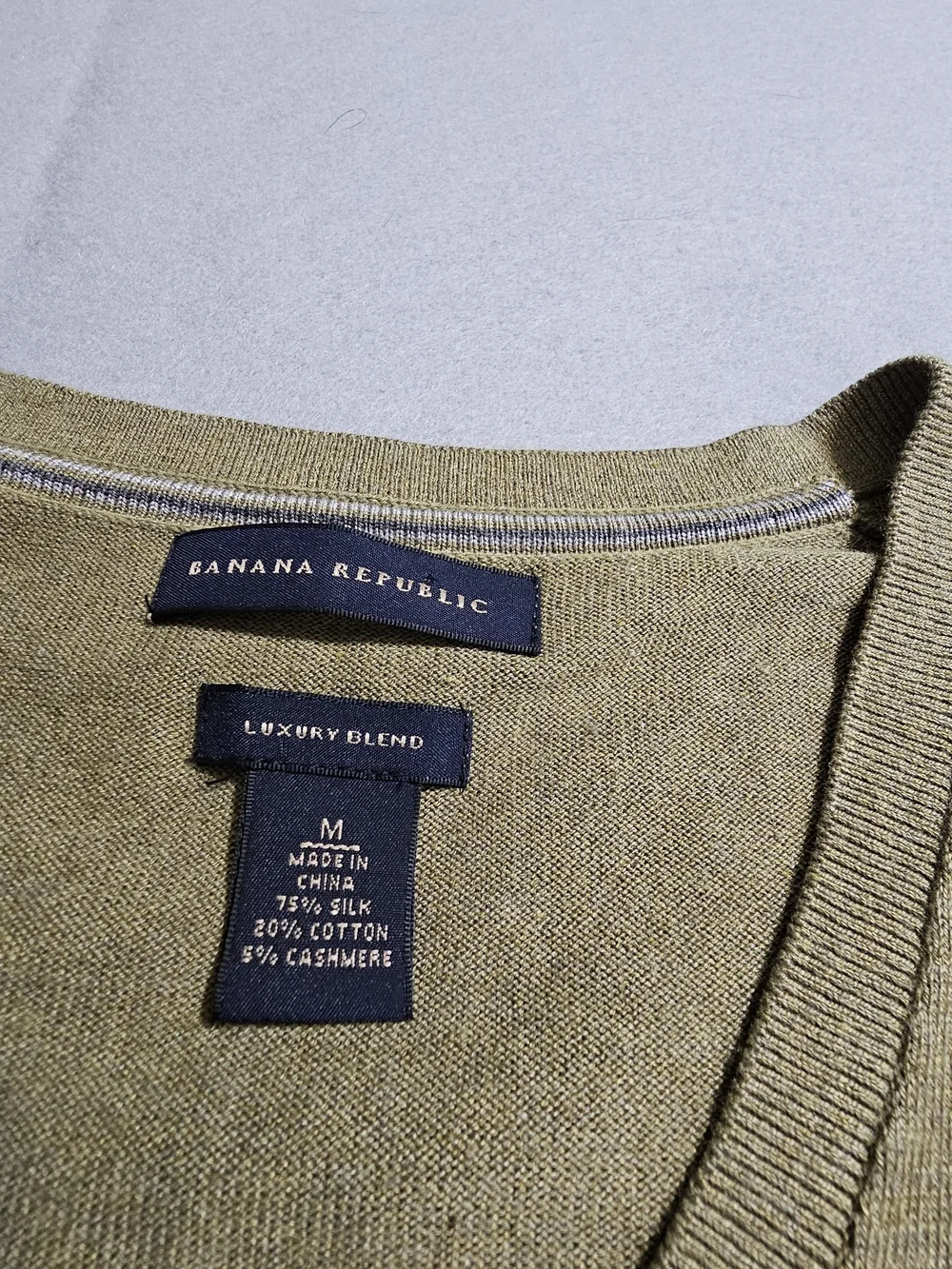 Banana Republic Luxury Blend Sweater Mens M Silk Cashmere V Neck Olive Preppy